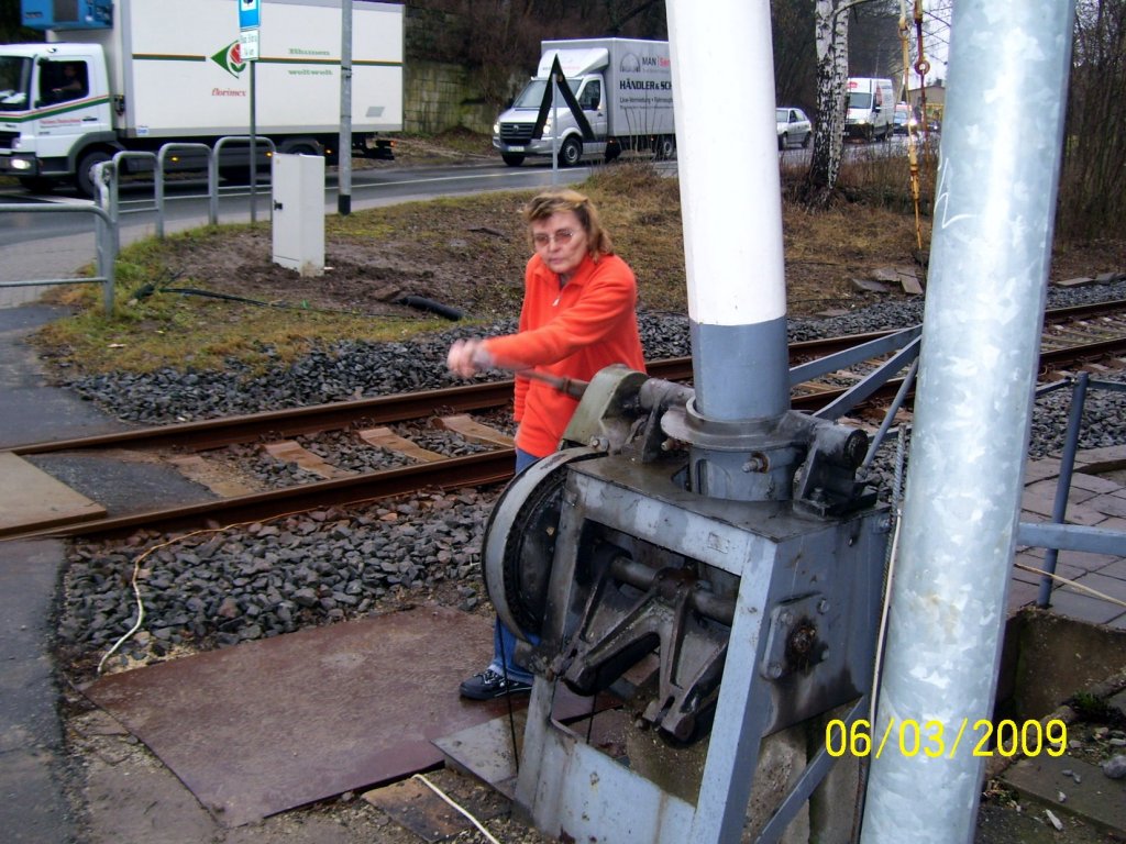 Am 06.03.2009 stand der Posten 3 in Freyburg noch und man konnte die Schrankenw�rterin bei ihrer Arbeit beobachten; (Foto: G�nther Kressner)
