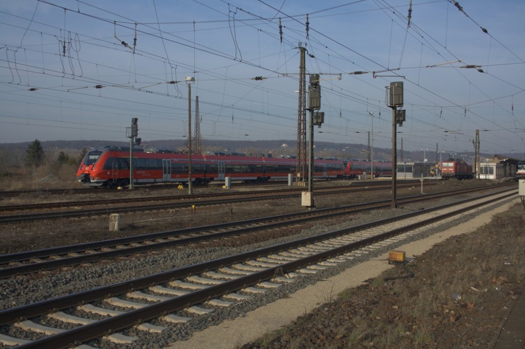 Am 06.03.2013 in Naumburg Hbf: Zwei fabrikneue, vierteilige  Hamsterbacken  des  Mittelhessen-Express  legten wegen einer Streckensperrung in Richtung Gro�heringen eine Pause ein. DB 442 287 und 442 291 waren vermutlich von Delitzsch nach Frankfurt (M) unterwegs.