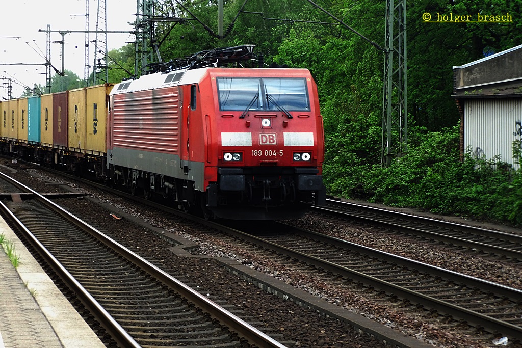 am 06.05.13 fuhr 189 004 mit einen containerzug durch harburg hbf