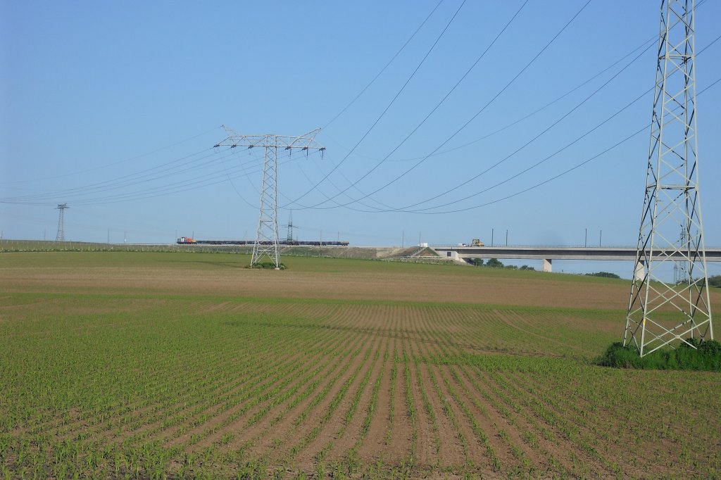 Am 06.06.2013 befuhr vermutlich zum ersten mal ein Zug die neue Unstruttalbr�cke bei Wennungen. NBE Rail 212 369-3 brachte mit einem Arbeitszug aus Erfurt Langschienen bis zum gegenw�rtigen Gleisende vor der Unstruttalbr�cke. Die Schienen werden hier auf Tieflader umgeladen und dann weiter Richtung Osten transportiert. (Foto: Kevin Wrobel)
