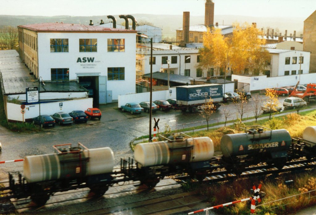 Am 06.11.1996 fuhr dieser Kesselwagenzug, vermutlich f�r S�dzucker in Zeitz, durch den Naumburger Ostbahnhof. (Foto: Hans Grau)