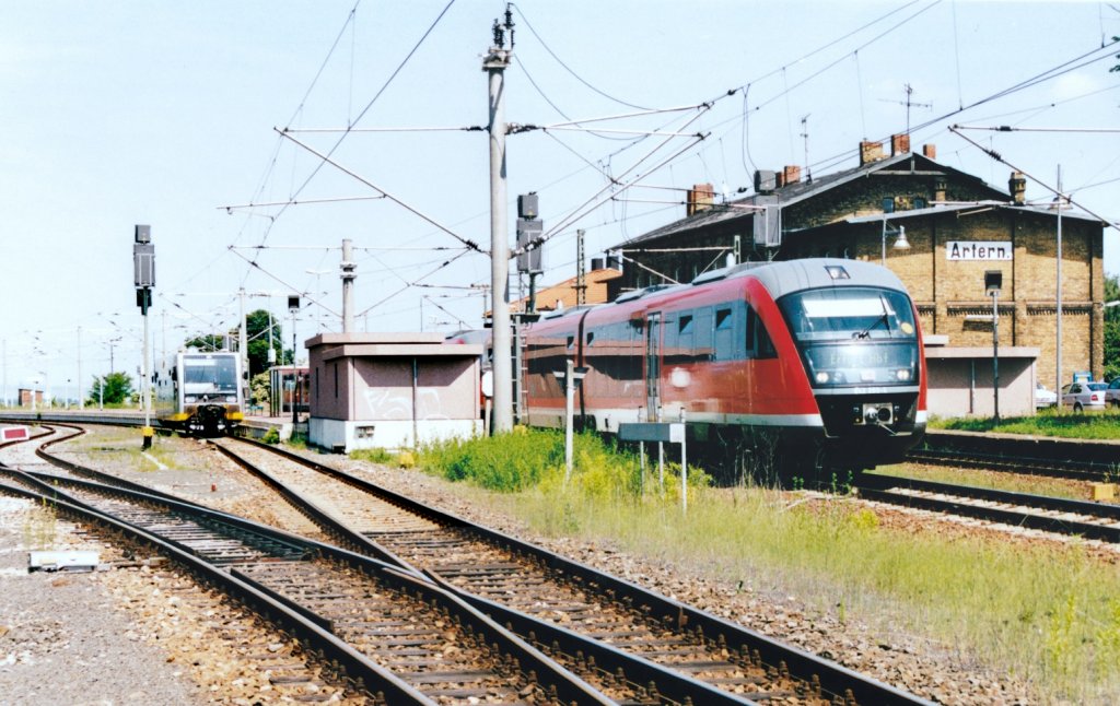 Am 07.06.2003 steht im Bf Artern links ein VT der KEG als RB nach Naumburg, w�hrend ein 642er vermutlich von Magdeburg als RE nach Erfurt Hbf unterwegs ist. (Foto: J�rg Sch�fer)
