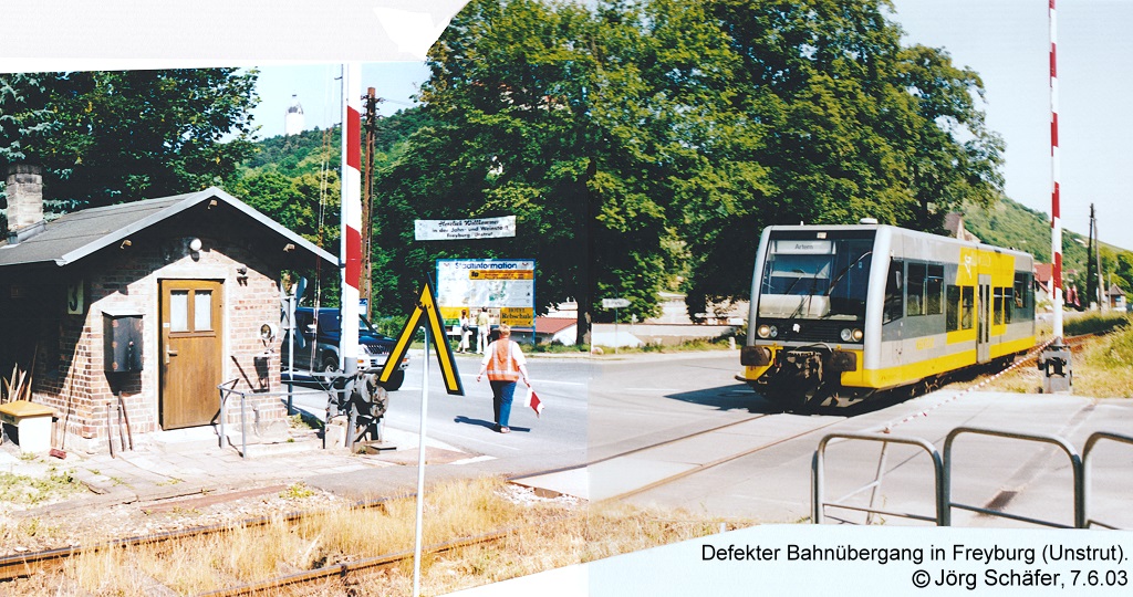 Am 07.06.2003 war der Bahn�bergang in Freyburg defekt und mu�te mit Personal gesichert werden, als ein Tw der Burgenlandbahn als RB nach Artern diesen passiert. (Foto: J�rg Sch�fer)