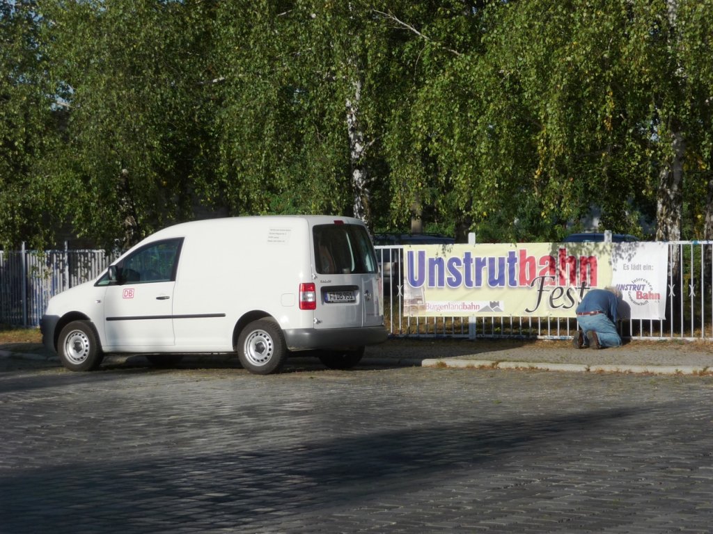 Am 07.09.2012 brachten Mitglieder unserer IG am Naumburger Ostbahnhof dieses Banner an, um f�r unser Unstrutbahnfest am 16.09.2012 zu werben. (Foto: Klaus Pollm�cher)