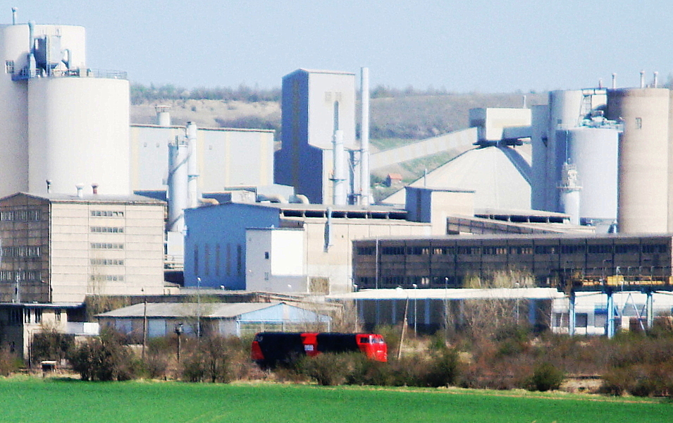 Am 09.04.2011 war die Erfurter Bahnservice 228 757-1 wieder einmal im Zementwerk Karsdorf abgestellt. (Foto: G�nther G�bel)