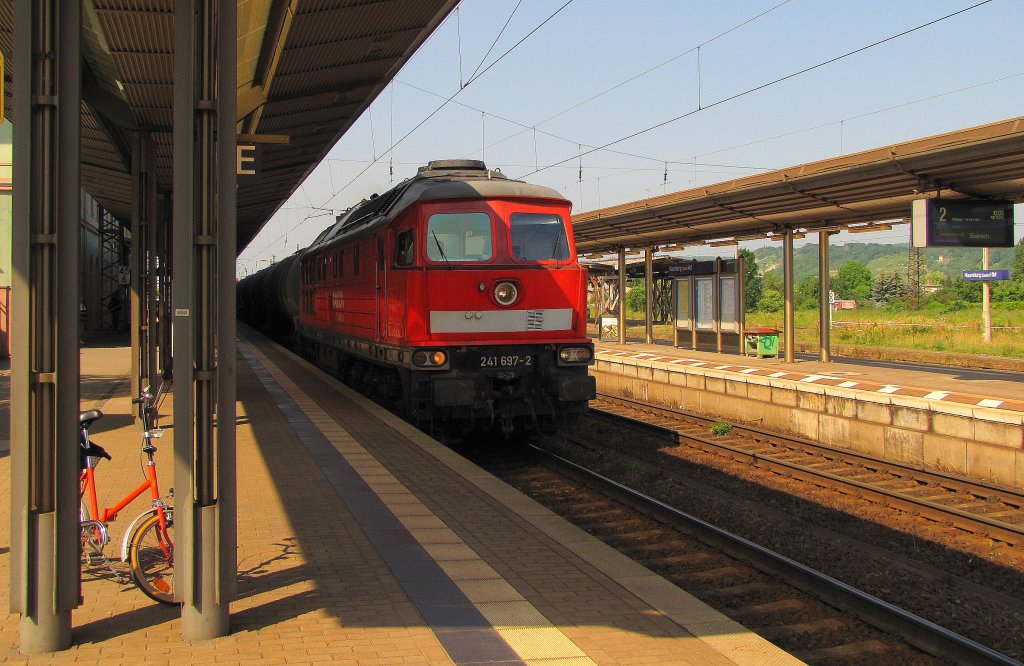 Am 09.06.2011 durchfuhr RAILION DB Logistics 241 697-2 mit einem Kesselwagenganzzug von Emleben nach Gro�korbetha den Naumburger Hauptbahnhof. 