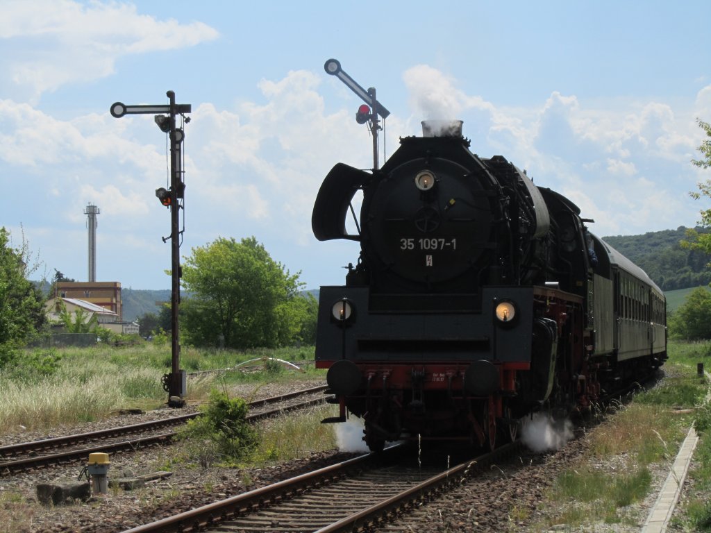 Am 09.06.2012 war die IG 58 3047 e.V. 35 1097-1 als privater Sonderzug DPE 91459 von St. Egidien nach Karsdorf untweges und brachte Touristen nach Freyburg. Hier der Leerzug bei der Ausfahrt in Laucha. (Foto: Dieter Thomas)
