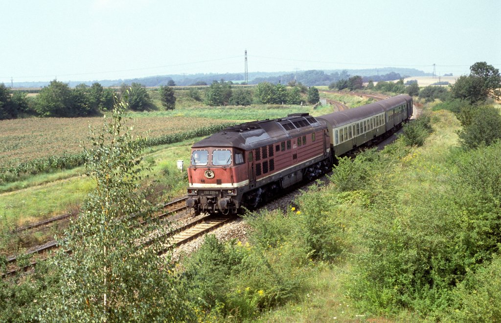 Am 09.08.1993 war die DB 232 220-4 mit einem Personenzug aus Richtung Teuchern unterwegs. Hier zu sehen bei der Einfahrt in Zeitz. (Foto: Werner Brutzer)