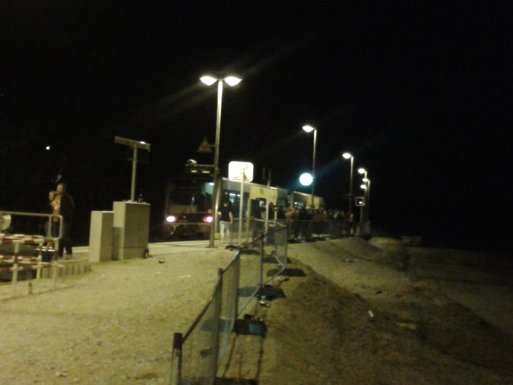 Am 09.09.2012 um 0:39 Uhr wurde noch eine Verbindung nach Ro�leben angeboten, um die Winzerfestbesucher wieder sicher nach Hause zu bringen. Leider war das Platzangebot in den beiden 672er sehr gering, f�r die zahlreichen Fahrg�ste. Der Zug lief als RB 34990 (Freyburg - Ro�leben), hier kurz vor der Abfahrt am Hp Freyburg.