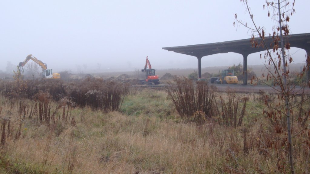 Am 09.11.2011 sind einige Bagger dabei im Rahmen der Umbau- und Sanierungsarbeiten im Bf Laucha eine gro�e Masse Erdaushub zu produzieren. (Foto: G�nther G�bel)