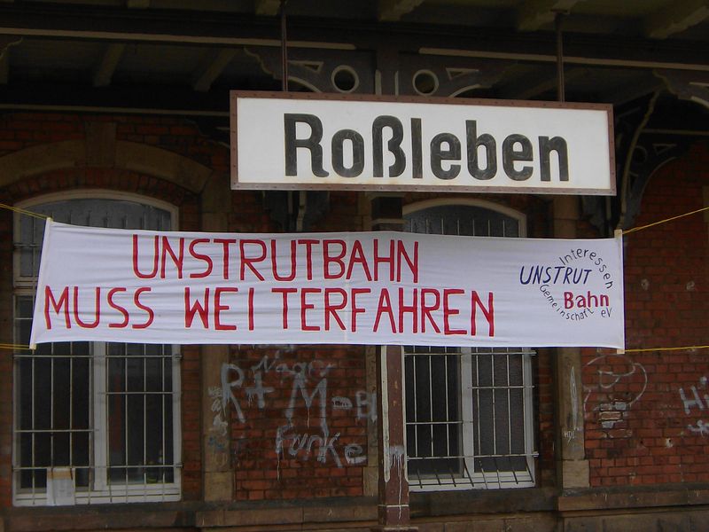 Am 09.12.2006 haben wir mit diesem Banner im Bf Ro�leben gegen die Stilllegung der Strecke zwischen Nebra und Artern aufmerksam gemacht. (Foto: Ralf Kuke)