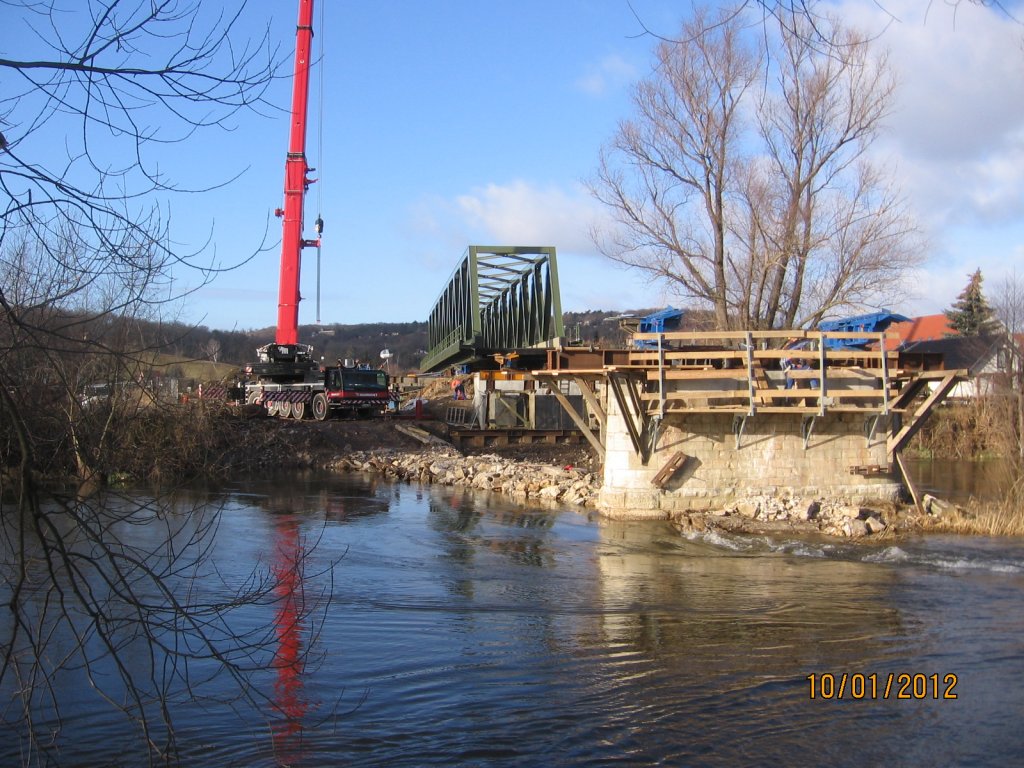 Am 10.01.2012 ist die neue Saalebr�cke in Ro�bach schon f�r den Einschub in Position gebracht wurden. Der Strompfeiler in der Saale wird sp�ter nicht mehr ben�tigt. (Foto: Hans Grau)