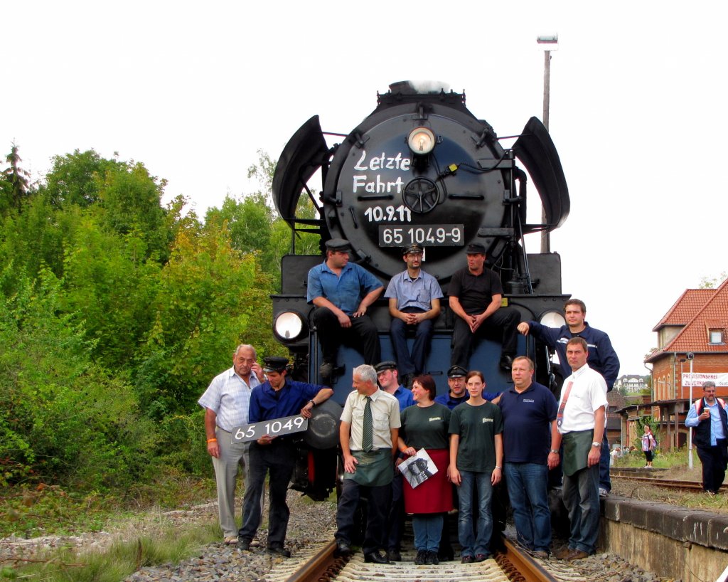 Am 10.09.2011 fand die Abschiedsfahrt der LEG 65 1049 vom SEM Chemnitz auf der Unstrutbahn zum Winzerfest in Freyburg statt. Vor der R�ckfahrt mit dem DPE 23888 nach Chemnitz Hbf, wurde die Lok im Bf Freyburg geb�hrend verabschiedet.