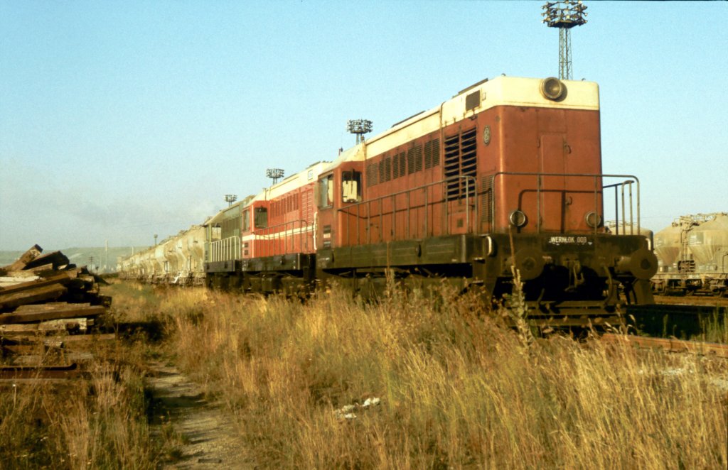 Am 10.10.1987 zeigten sich die Karsdorfer Werksloks 009, 010 (107 004-4) und 001 auf den  100er Gleisen  in Karsdorf. (Foto: Klaus Pollm�cher)