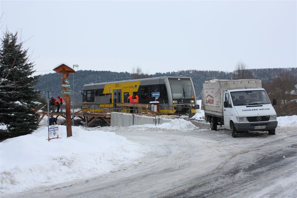 Am 10.12.2010 war die Tischlerei M�ller im Auftrag der DRE am Hp Wangen, um einen h�lzernen Unterbau f�r den geforderten  festen  Bahnsteig zu errichten, der dann nach Aussage der DRE mit rutschhemmenden Metallplatten belegt werden soll. (Foto: Tom Radics)