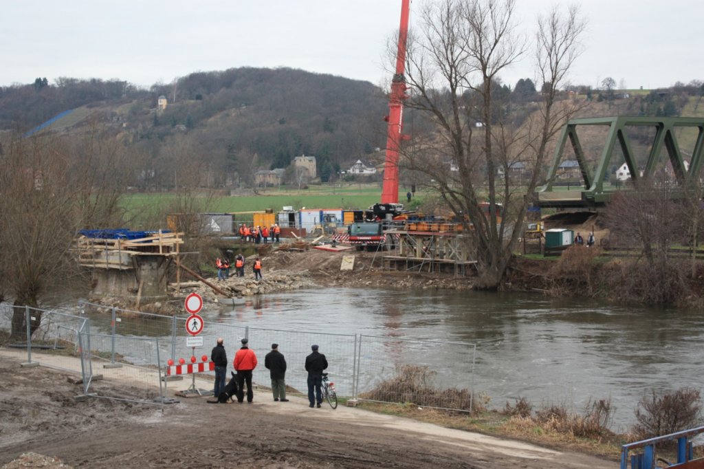 Am 11.01.2012 wartete man auf das Einschieben der neuen Saalebr�cke in Ro�bach, aber wegen Sturm ging es erst am 12.01.2012 richtig los. (Foto: Peter Stumpf)