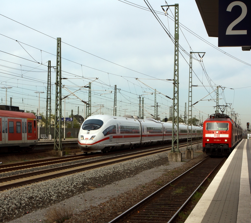 Am 11.04.2011 im Bahnhof Troisdorf: Rechts fhrt der RE 9 (Rhein-Sieg-Express) nach Siegen gezogen von 120 208-4 ein, Mitte ein ICE 3 Richtung Frankfurt und links steht ein ET 423.