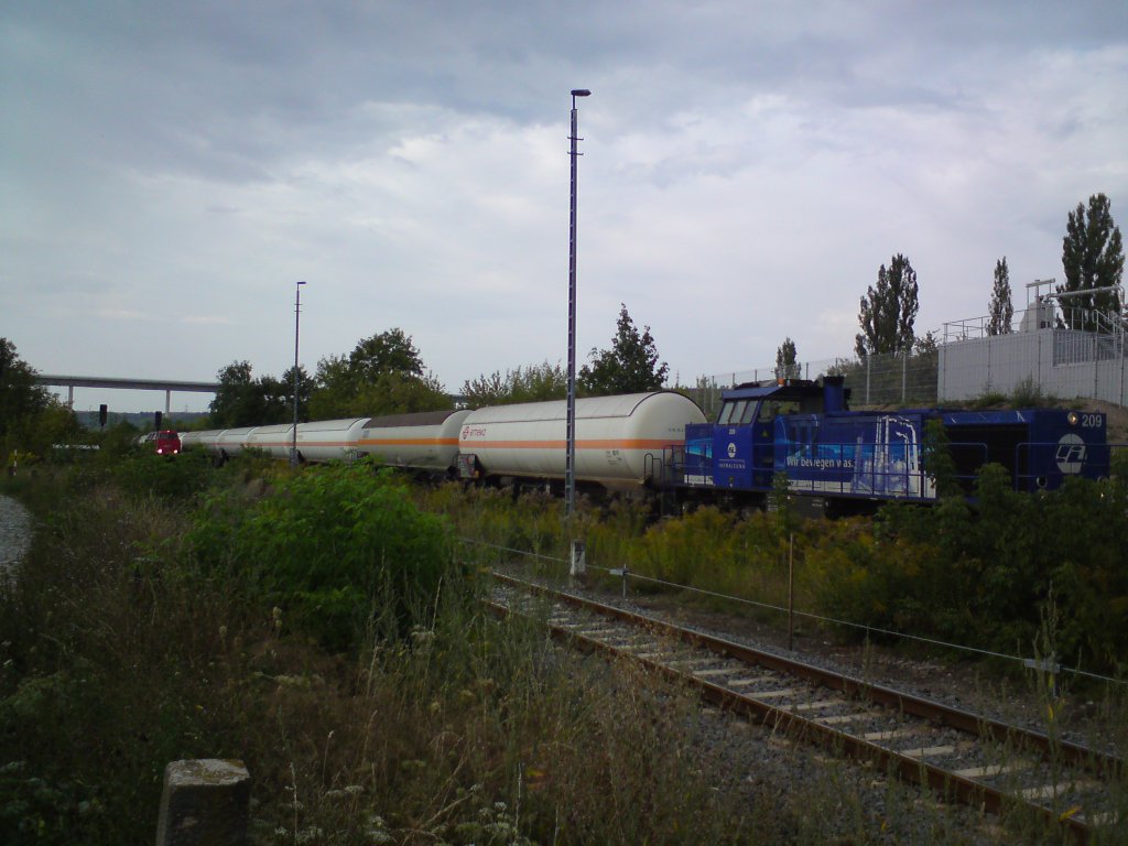 Am 11.09.2012 �bernahm InfraLeuna 209 in Karsdorf Bbf abgestellte Kesselwagen, die von der EBS 228 757-1 aus dem Zementwerk Karsdorf gezogen wurden und die dann in Richtung Naumburg abgefahren wurden. (Foto: Kevin Wrobel)