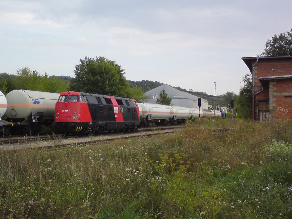 Am 11.09.2012 zog die EBS 228 757-1 abgestellte Kesselwagen aus dem Zementwerk Karsdorf in den Bbf Karsdorf, die dann von InfraLeuna 209 �bernommen und in Richtung Naumburg abgefahren wurden. (Foto: Kevin Wrobel)