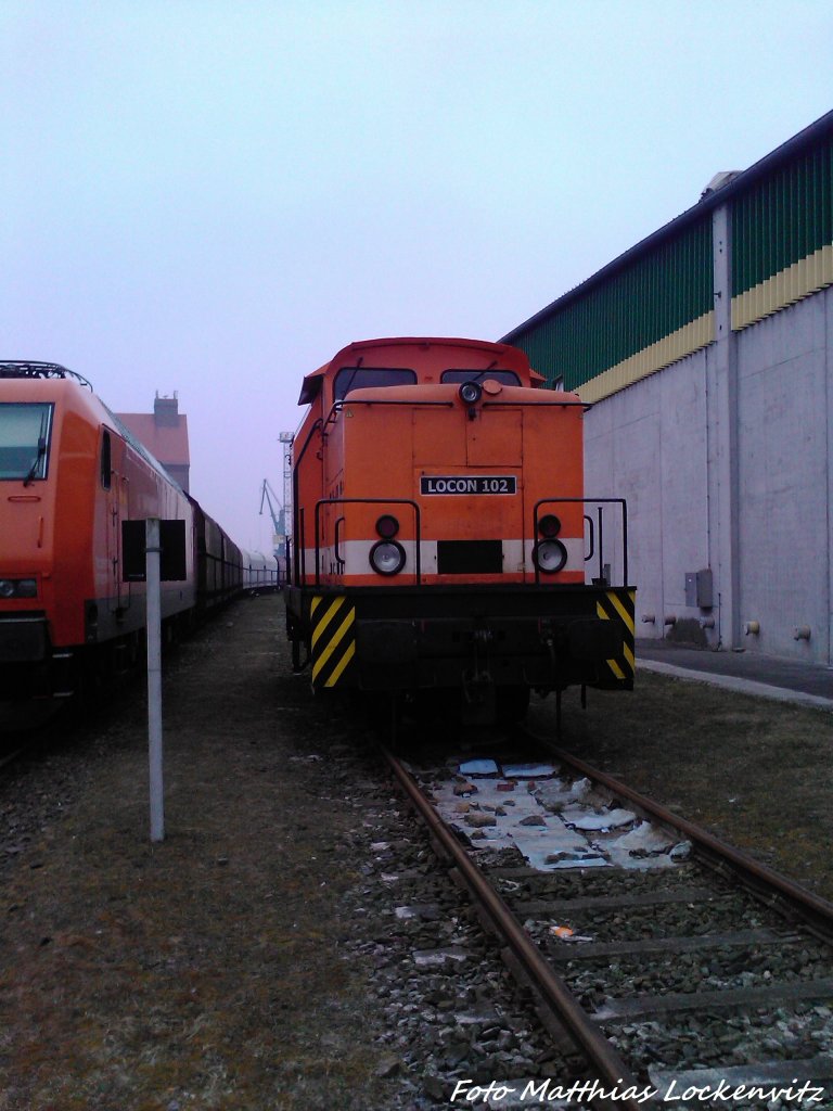 am 11.4.13 steht im Stralsunder Stadthafen (bei der Getreide AG) Locon 102 (BR 345).