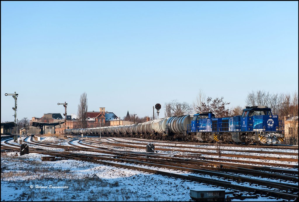Am 12.01.2013 rollte der  Kesselexpress  mit dem  InfraLeuna Doppel  209 und 211 (92 80 1275 012-3 D-LEUNA und 92 80 1275 014-9 D-LEUNA)vom Bioethanolwerk kommend durch Zeitz Pbf. Die Fuhre ging �ber Zeitz Gbf weiter �ber Teuchern nach Gro�korbetha. (Foto: Helmut Sangmeister) 