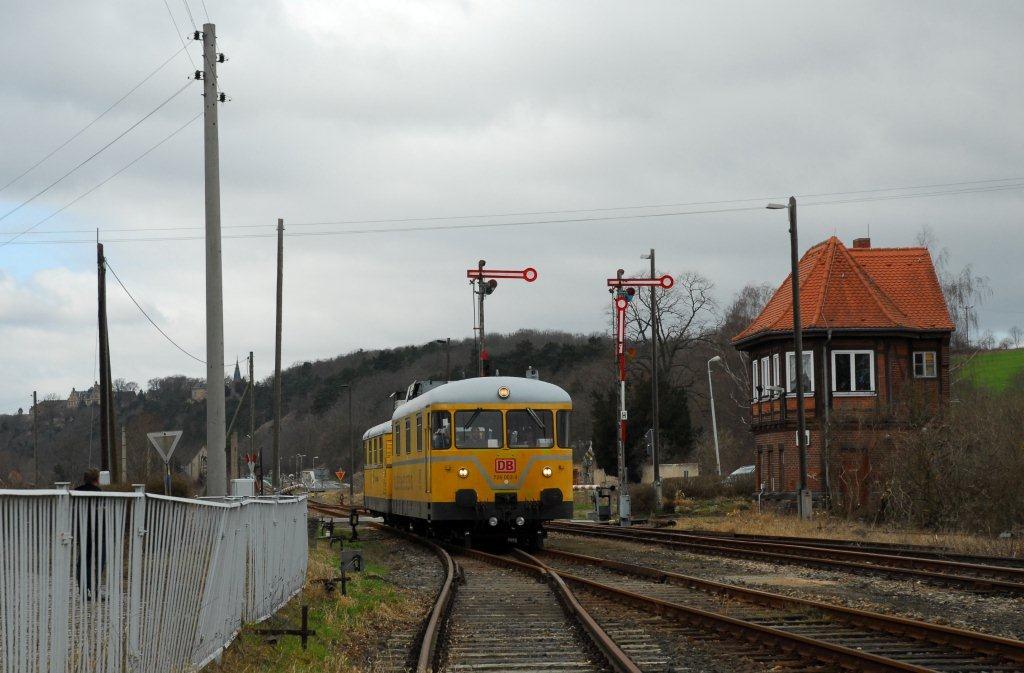 Am 12.03.2012 waren die beiden Gleismesstriebwagen 726 002-9 + 725 002-0 auf der Unstrutbahn unterwegs. Hier w�hrend der R�ckfahrt als NbZ 94022 (Nebra - Naumburg Hbf), bei der Einfahrt in den ehem. Bf Vitzenburg, wo ein Kreuzungshalt stattgefunden hat. (Foto: Silvio Vernaldi)