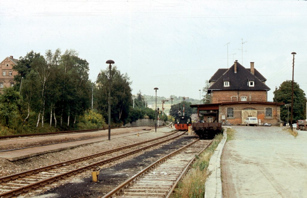 Am 12.09.1980 zeigte sich die DR 100 442-3 neben dem Empfangsgeb�ude im Bf Freyburg. (Klaus Pollm�cher)