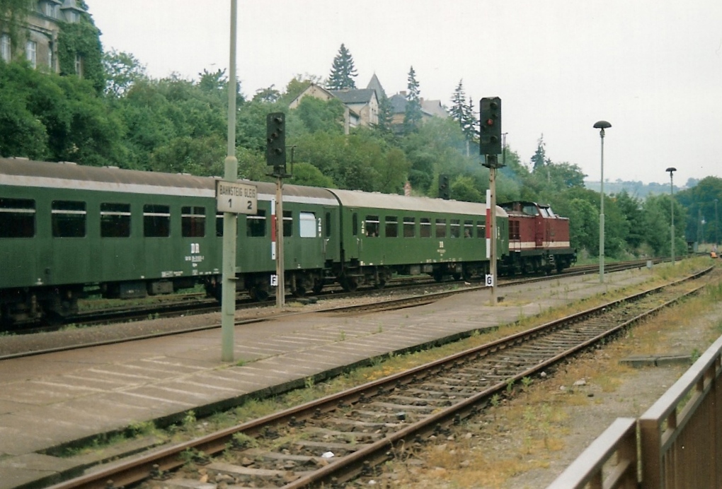 Am 13.06.1991 fotografierte Wolfgang Schink diesen Personenzug im Bahnhof Freyburg (Unstrut), bei der Ausfahrt in Richtung Nebra.