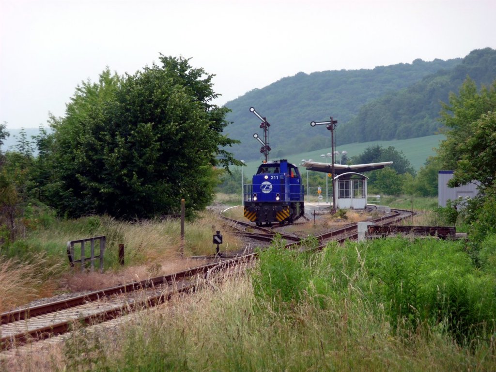 Am 13.06.2012 war die InfraLeuna 211 (92 80 1275 014-9 D-LEUNA) als Tfzf von Zeitz �ber Teuchern und Naumburg Ost nach Karsdorf unterwegs, um dort abgestellte Kesselwagen zur�ck nach Leuna zu �berf�hren. Hier zu sehen bei der Ausfahrt in Laucha. (Foto: Klaus Pollm�cher)