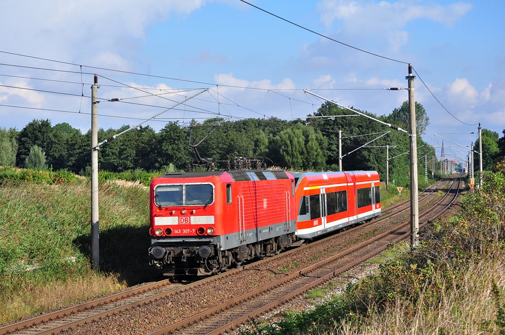 Am 13.09.2012 berfhrte die 143 307 (Bw Cottbus) einen Triebwagen der Baureihe 646 nach Berlin.