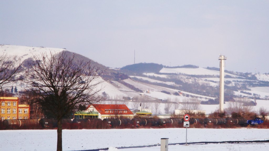 Am 14.03.2013 zog eine unbekannte G1206 von InfraLeuna einen leeren Kesselwagenzug aus der Abstellung in Karsdorf durch Laucha nach Leuna. (Foto: G�nther G�bel)