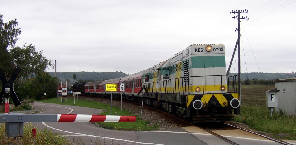Am 14.04.2003 zog die KEG 0702 und eine Schwestermaschine den aus roten y-Wagen bestehenden Winzerfestsonderzug aus Leipzig-Plagwitz zur Abstellung nach Karsdorf. Am Ende l�uft die EMBB 52 8154-8 als Schublok mit. Klaus Pollm�cher fotografierte das Bild an der Zuckerfabrik in Laucha.