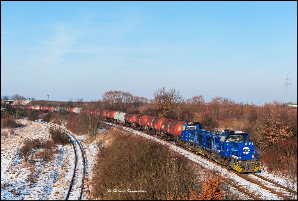 Am 15.01.2013 rollte ein Kesselzug von Gro�korbetha �ber Wei�enfels und Teuchern nach Gera, gezogen von den InfraLeuna Loks 211 und 209. Hier ist der Zug kurz vor Zangenberg zu sehen. (Foto: Helmut Sangmeister)