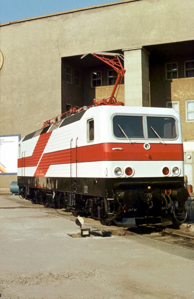 Am 15.03.1982 fotografierte Klaus Pollm�cher den Prototyp 212 001-2 auf einer Messe in Leipzig. 