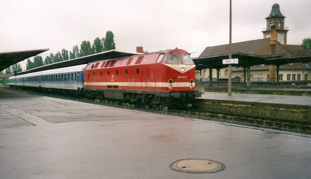 Am 15.05.1999 wartet auf Geis 6 in Zeitz die DB 229 170-6 mit dem IR 2583 von Wilhelmshaven auf die Weierfahrt nach Gera Hbf. (Foto: Mike Schulz)