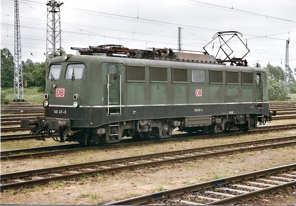 Am 15.06.2004 konnte in Rostock-Seehafen die 140 411 beim rangieren beobachtet werden.Hinweis:Eingescanntes Bild.