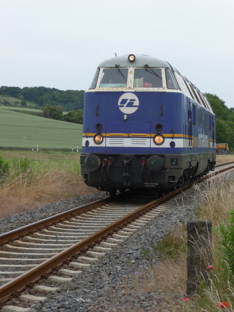 Am 15.06.2012 hat die InfraLeuna 204 (92 80 1228 411-5 D-LEUNA) leere Kesselwagen nach Karsdorf zum abstellen gebracht und ist hier auf der R�ckfahrt bei Balgst�dt zu sehen. (Foto: Klaus Pollm�cher)