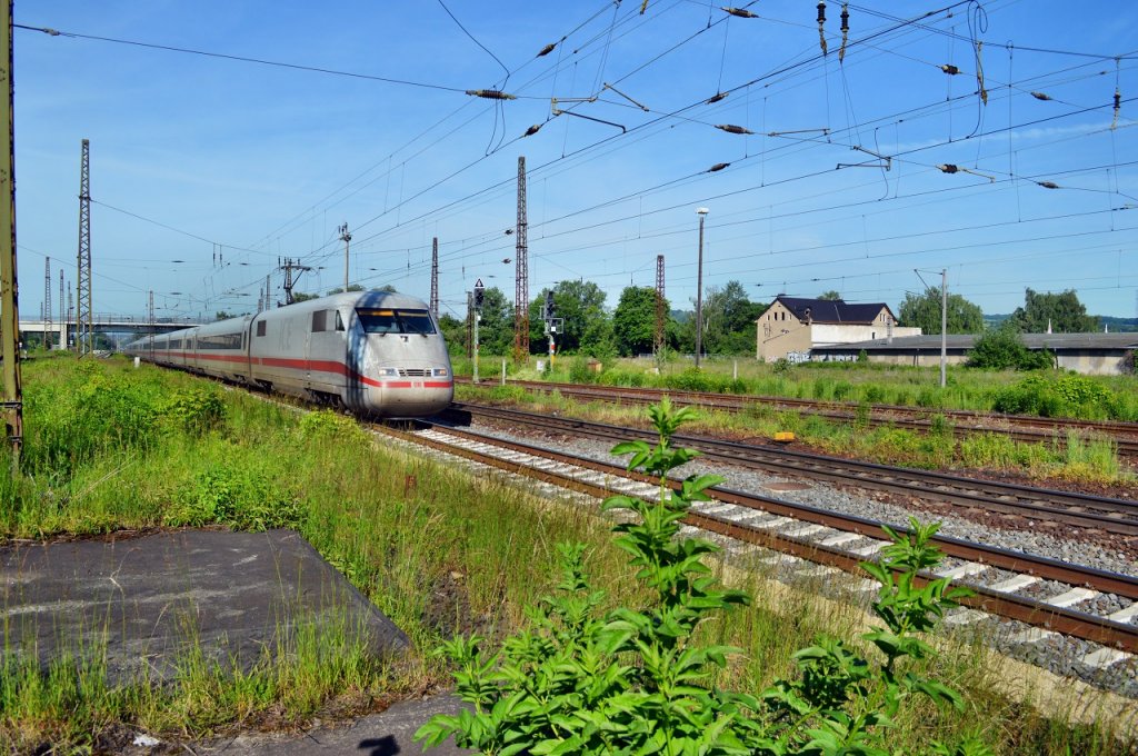 Am 15.06.2013 fuhr DB 401 065-8 als umgeleiteter ICE wegen dem Hochwasser in der Region Magdeburg durch Naumburg Hbf. Er kam vermutlich aus dem K�lner Raum mit dem Ziel Berlin. 