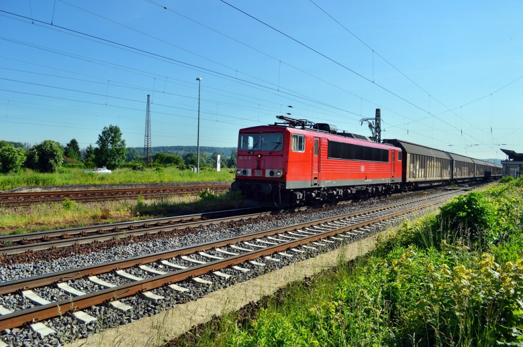 Am 15.06.2013 mu�te DB 155 11-8 mit ihrem G�terzug in Naumburg Hbf kurz halten. Die RB aus Saalfeld mu�te erst auf Gleis 3 einfahren, bevor es dann weiter Richtung Bad K�sen ging.