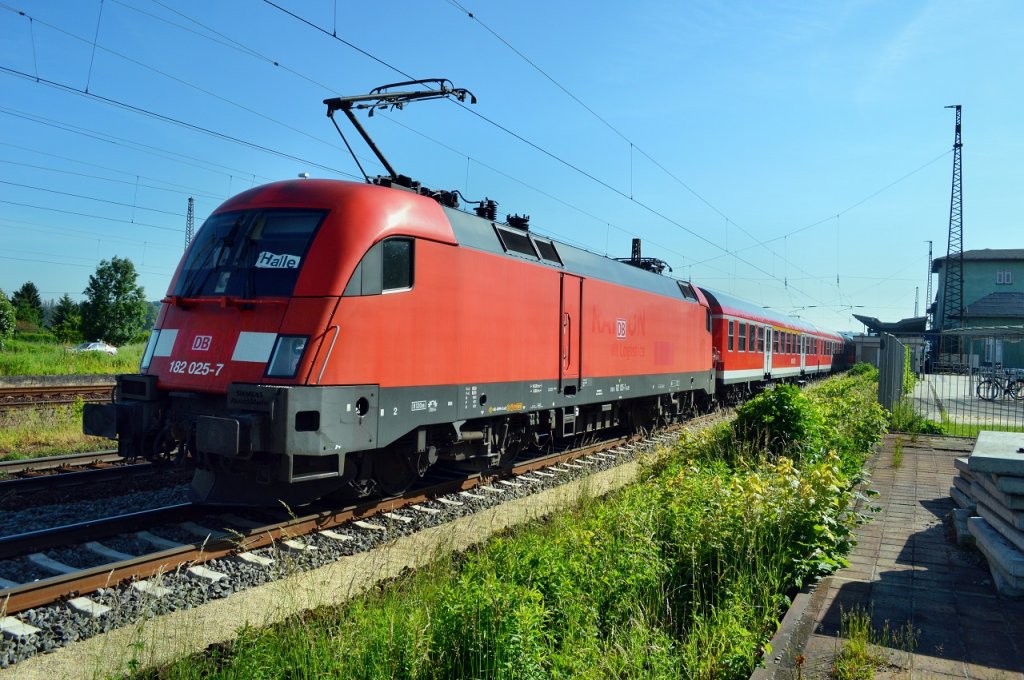 Am 15.06.2013 war wieder einmal ein DB Taurus im Umlauf der RB 20. DB 182 025-7 schiebt die RB 16311 (Eisenach - Halle (S) Hbf), hier bei der Einfahrt Naumburg Hbf.