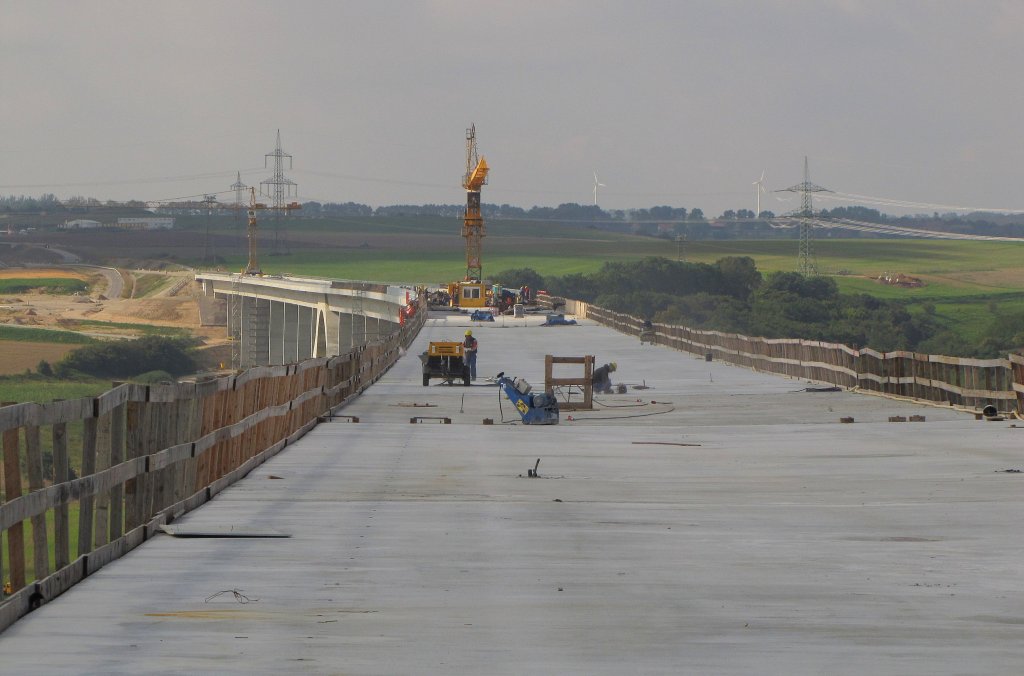 Am 15.09.2011 war ich im Rahmen einer Br�ckenwanderung auf der Unstruttalbr�cke der zuk�nftigen Neubaustrecke Erfurt - Leipzig/Halle. Das Bild zeigt das sp�tere Gleisbett mit Blick in Richtung Bibratunnel bei Karsdorf.

