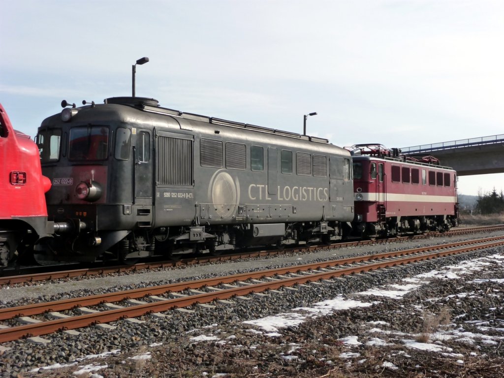 Am 16.02.2012 wurde die CTL 252 022-9 (92 80 1252 022-9 D-CTL) und die EBS 142 110-6 von der EBS MY 1131 zur EBS nach Karsdorf �berf�hrt. Fotografiert im Bf Freyburg. (Foto: Klaus Pollm�cher)