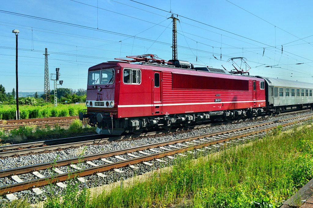 Am 16.06.2013 verkehrte der  PIKO-Express  DPE 80318 von Leipzig-Plagwitz nach Sonneberg (Th�r) Hbf. LEG 250 137-7 hatte den Wagenpark des EMBB am Haken. Nach kurzem Halt in Naumburg Hbf ging es weiter Richtung Th�ringen.