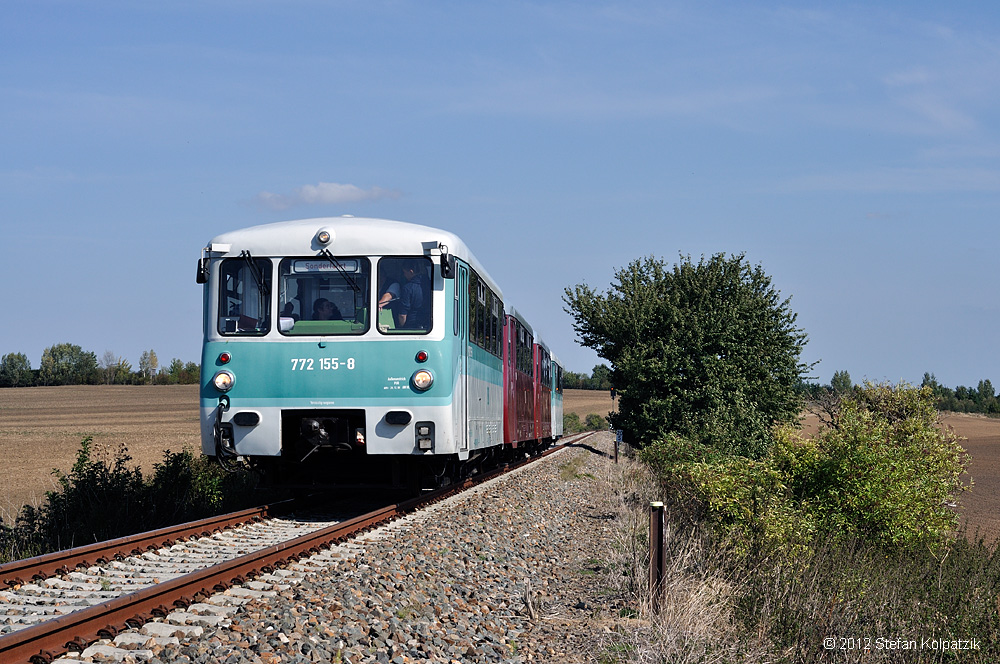 Am 16.09.2012 waren die Ferkeltaxen der Traditionsgemeinschaft Ferkeltaxi als Sonderzug DPE 20316 von Sch�nberg (Vogtland) nach Naumburg Ost unterwegs. Hier 772 155-8 + 972 771-0 + 171 056-5 + 772 367-9 kurz hinter dem Bf Teuchern. Der 772 367-9 kam aus Sta�furt und wurde in Teuchern angehangen. (Foto: Stefan Kolpatzik)