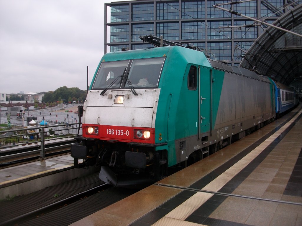 Am 16.Oktober 2010 fotografierte ich im Berliner Hbf 186 135.