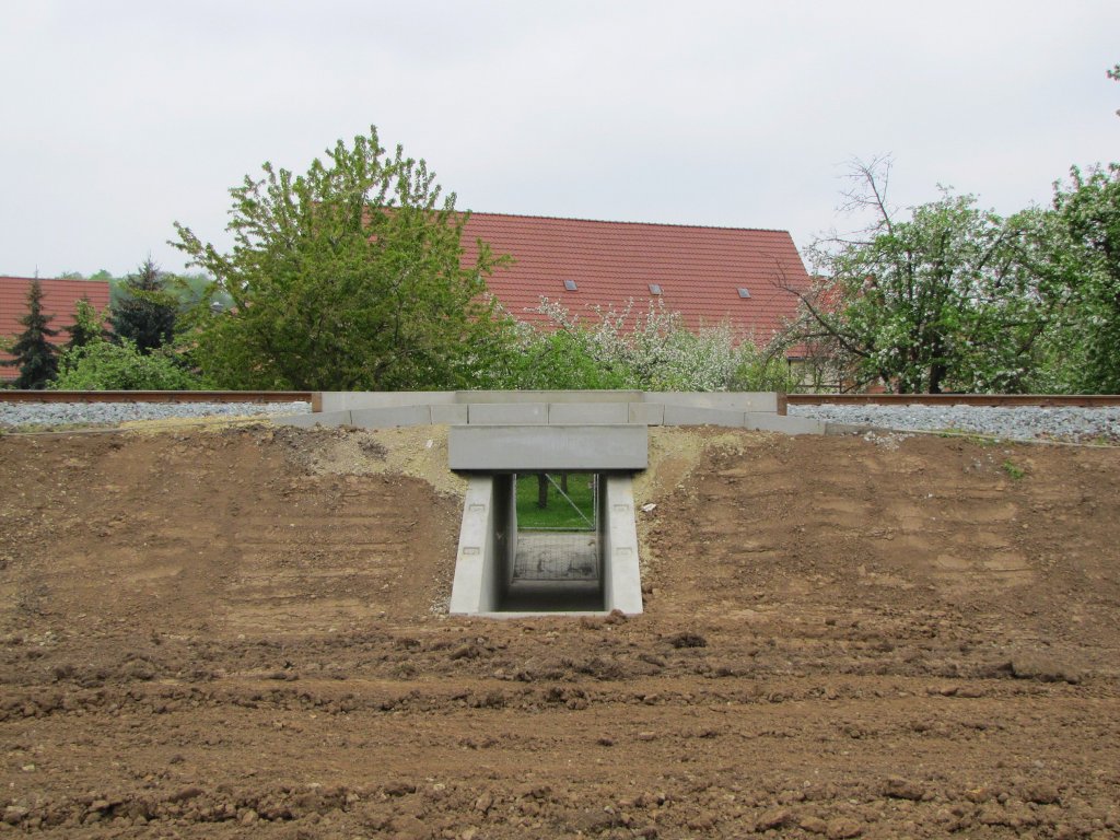 Am 17. und 18.04.2010 war die Unstrutbahn zwischen Naumburg und Freyburg wegen Br�ckenbauarbeiten gesperrt. Alle Z�ge wurden im Schienenersatzverkehr gefahren. Dabei wurde in der Ortslage Ro�bach eine kleine Br�cke erneuert, die ausschlie�lich einem Gartenzugang und der Entw�sserung des Bahnk�rpers bei Hochwasser dient. Zuletzt konnte man die Br�cke, trotz Hilfskonstruktion, nur noch mit 20 km/h befahren; 02.05.2010