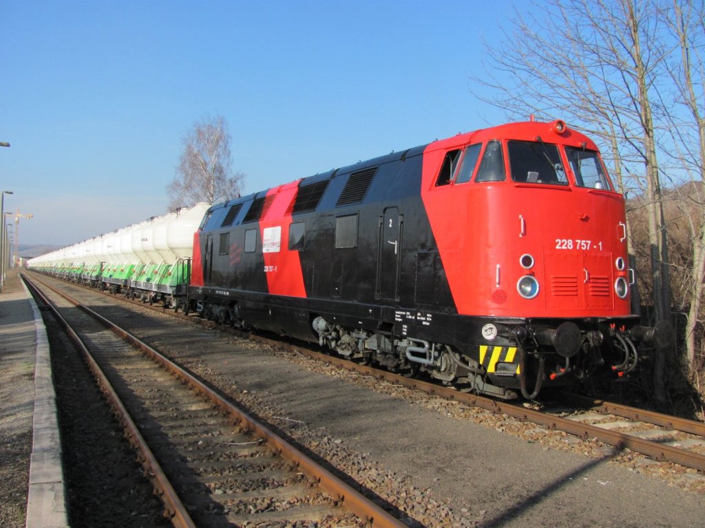 Am 17.02.2011 kam der 1. Zementleerzug aus Č��kovice (CZ) durch den neuen Anschlussbahnbetreiber vom Zementwerk Karsdorf, der Erfurter Bahnservice GmbH in Karsdorf an. Gezogen wurde der Zug von der NOHAB MY 1131. Dann folgte die abgeb�gelte E-Lok RBH 115 und am Ende die 228 757-1, die den Zug ins Werk zog. (Foto: Erfurter Bahnservice GmbH)
