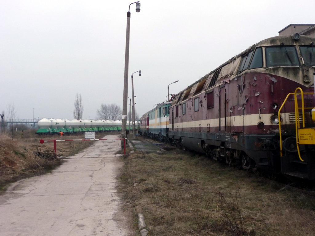 Am 17.02.2011 wurden seit dem Jahr 2008 wieder Zementwagen in Karsdorf beladen. Hier werden die Wagen vom Typ Uacs aus Tschechien gerade ins Werk geschoben. (Foto: Klaus Pollm�cher)