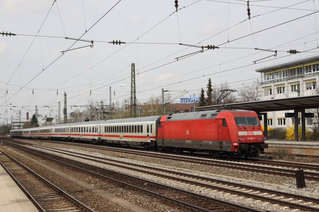 Am 17.04.13 schob 101 067-7 ihren IC am Heimeranplatz Richtung Mnchen Hbf.