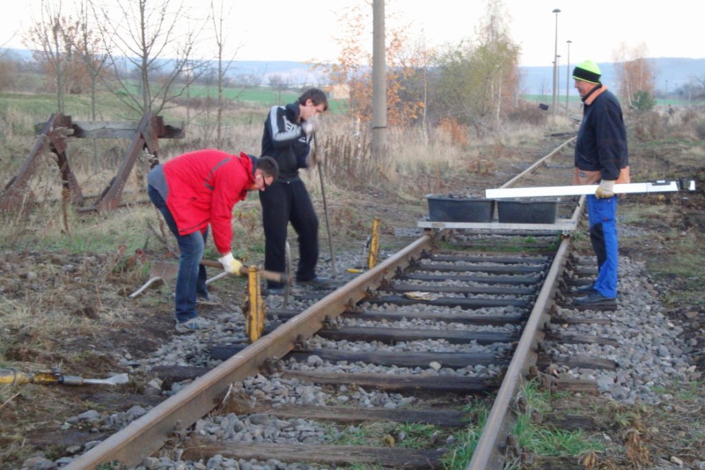 Am 17.11.2012 fanden in Ro�leben durch einen weiteren ehrenamtlichen Arbeitseinsatz unserer IG die letzten Arbeiten am Anschlu�gleis zur Kalihalde statt. (Foto: G�nther G�bel)